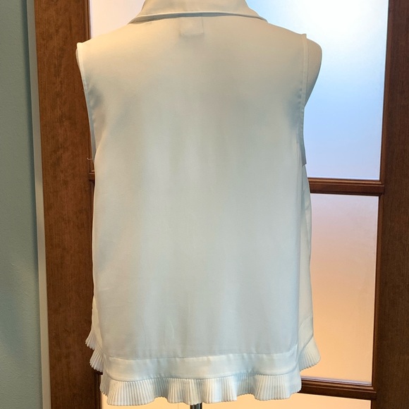 Cute white Cabi sleeveless blouse size medium - Picture 4 of 7